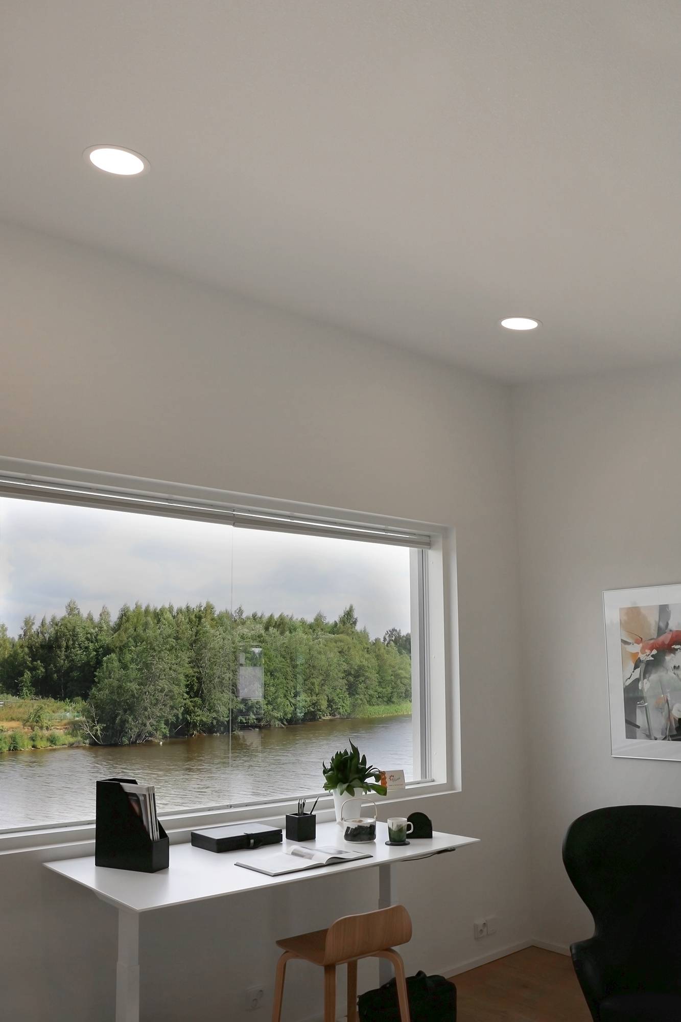 Les luminaires Plafondi éclairent un espace de travail. Avec un angle d\'ouverture de 110 degrés, ils fournissent un éclairage très homogène. Vous trouverez également d\'autres tailles dans notre gamme. Ledstore.fi